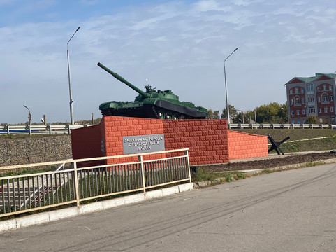 Monument to the Soldiers of the 150th Tank Brigade (Tank T-72)-Yelets必去景点
