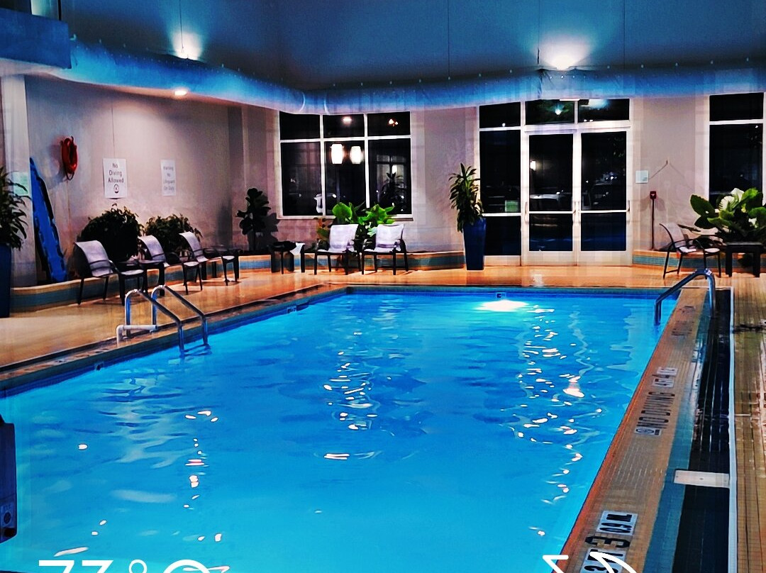 大学广场保龄格林假日酒店主图