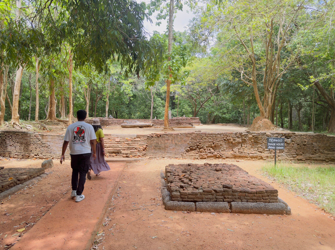 Sigiri Jeep Safari Tours & Tuk/tuk rides-锡吉里亚必去景点