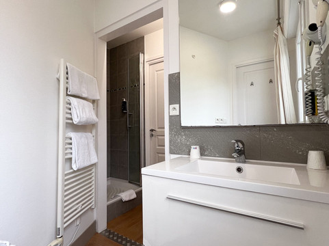 佩罗斯拉尼永英式酒店主图