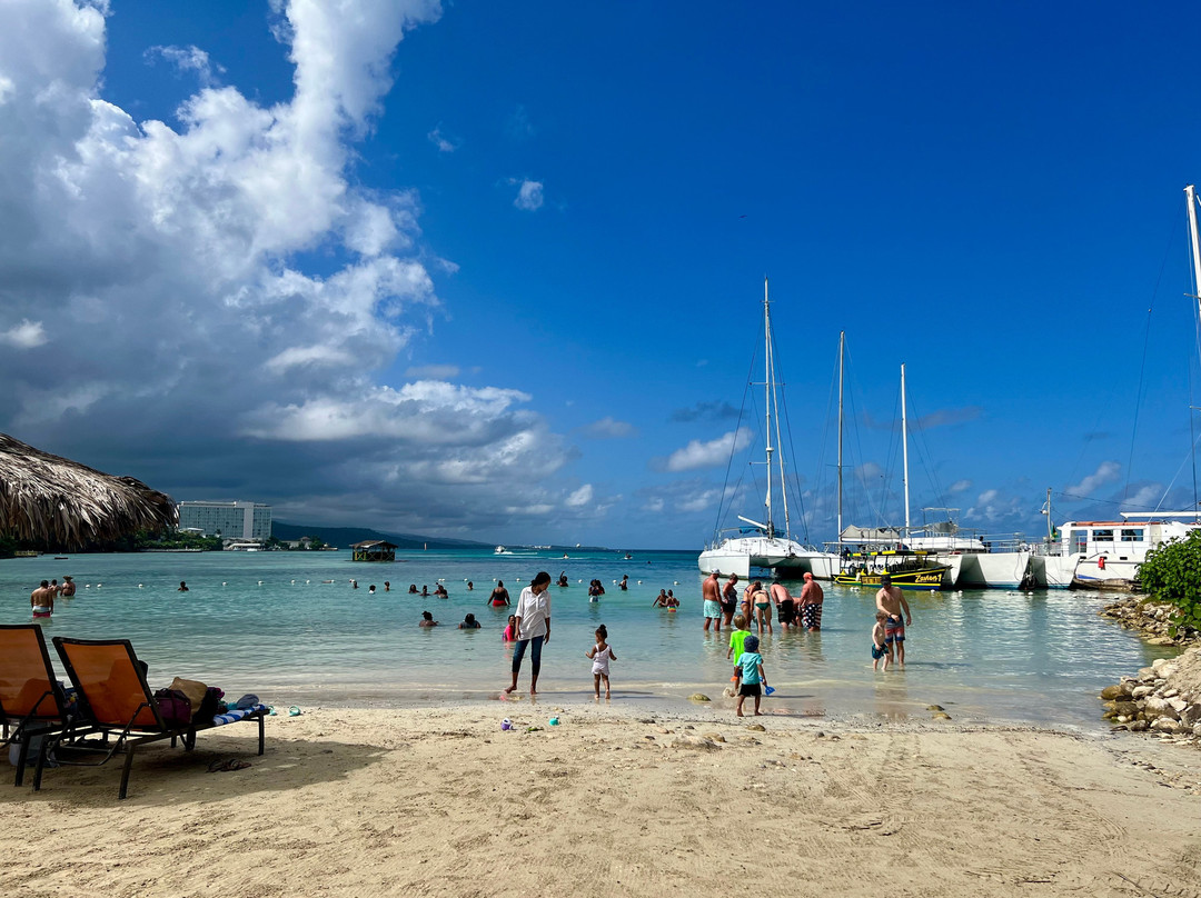 Mahogany Beach景点图片
