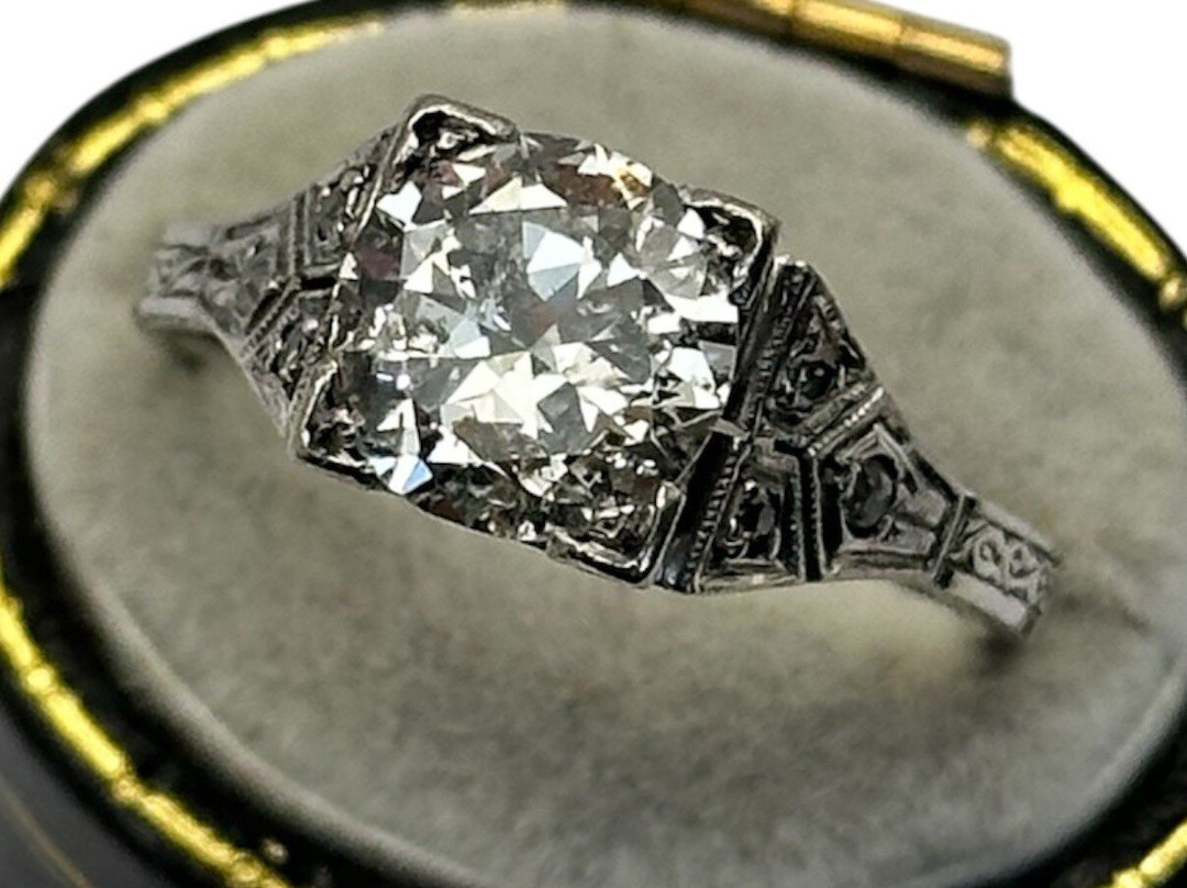 Antiques & Chic-哈洛必去景点