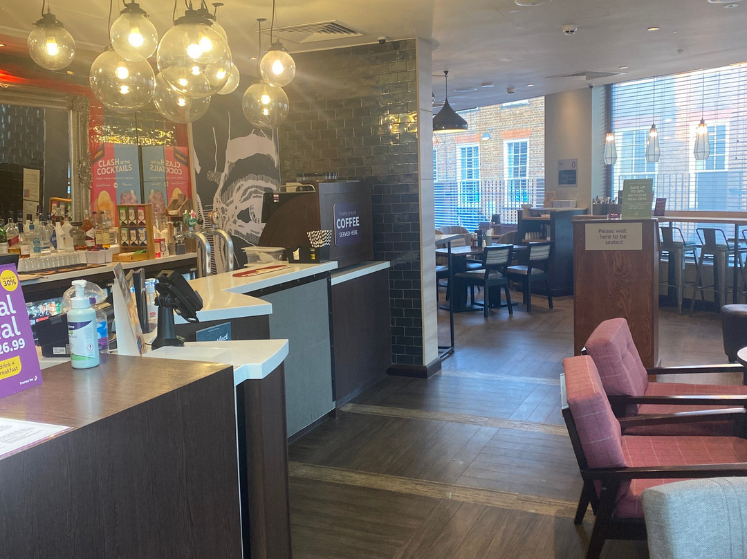 Premier Inn Epsom Town Centre主图