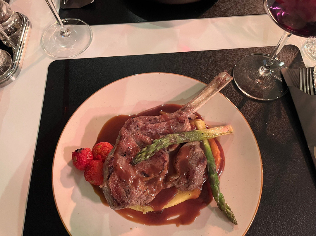 黑山共和国餐馆和美食-Wine O'clock Restaurant