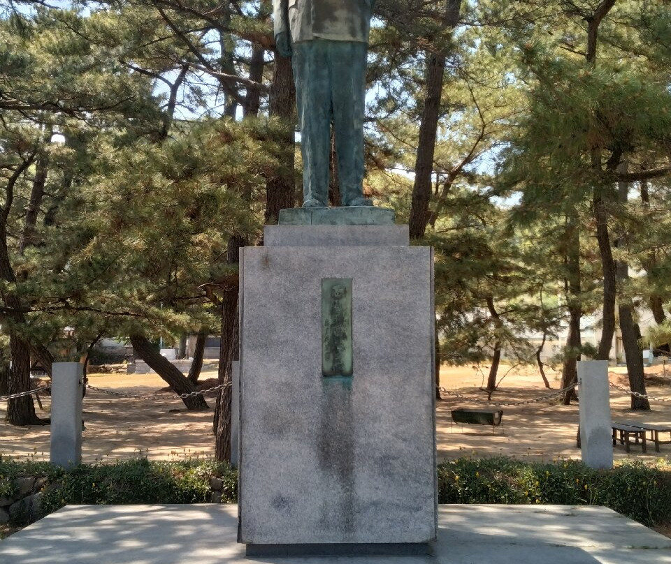 Statue of Professor Suehiro Nishio