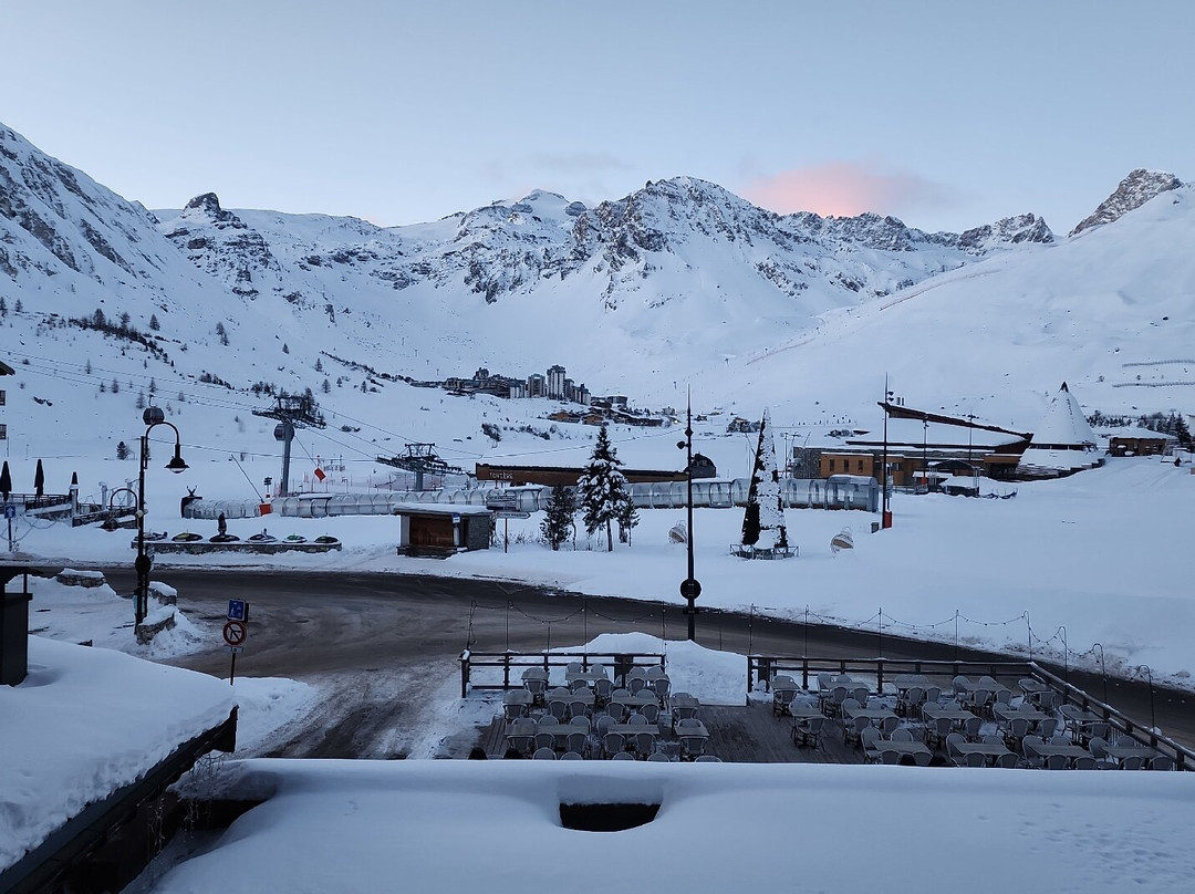 雷福斯酒店主图