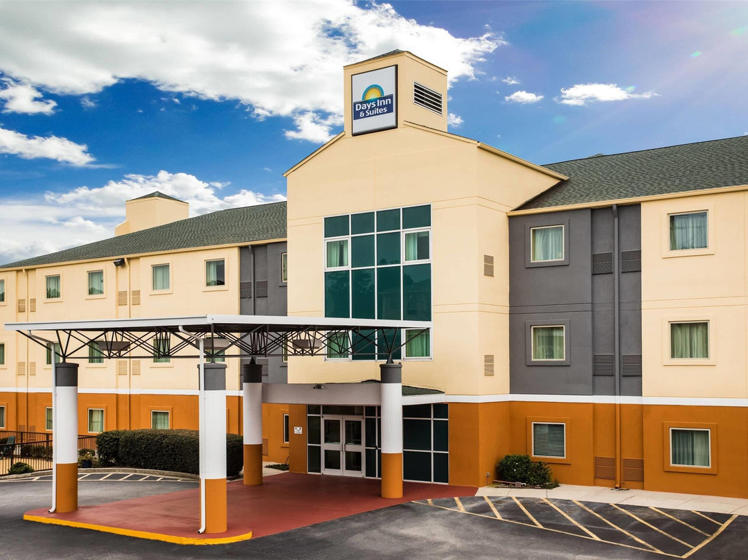 Grovetown酒店住宿-Days Inn & Suites by Wyndham Augusta Near Fort Gordon