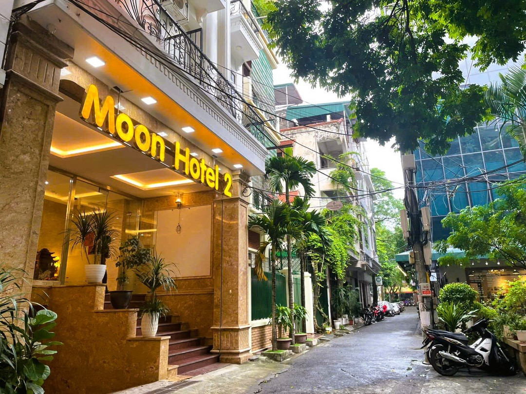 Moon Hotel 2 Do Quang