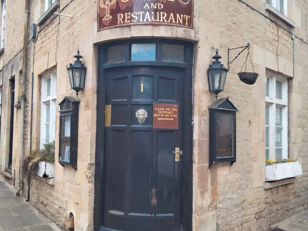 烛台旅店主图