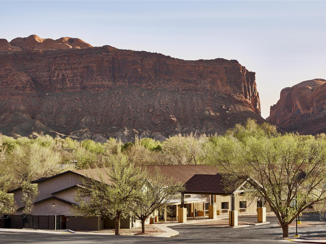 Slackline Moab, Outset Collection by Hilton