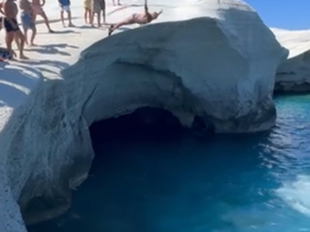 Sarakiniko Beach-米洛斯岛必去景点
