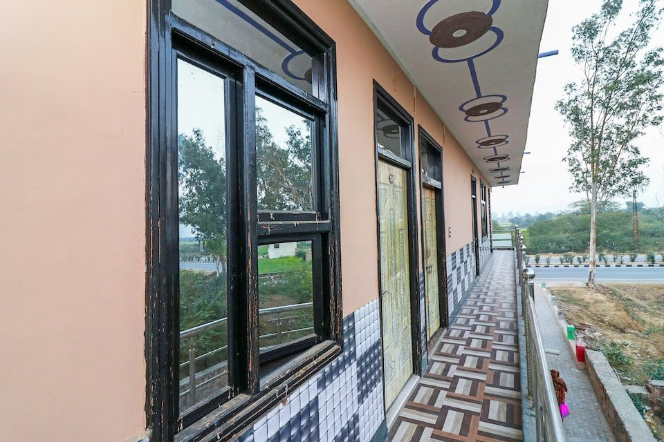 OYO 27763 Tr Hotel