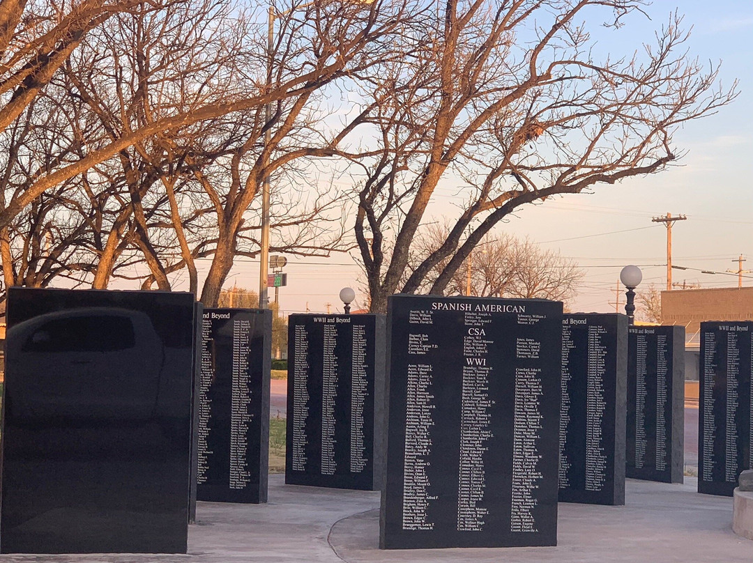 Veterans Memorial & County Courthouse景点图片