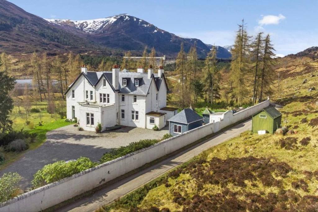 Mullardoch House