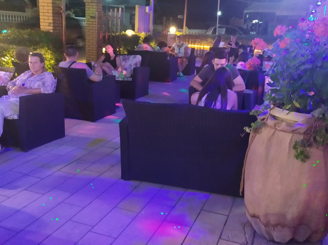 Stavros Cocktail Pub-Moraitika必去景点