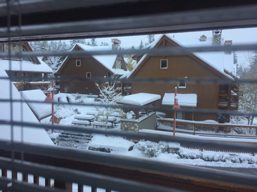 暗岭度假酒店主图