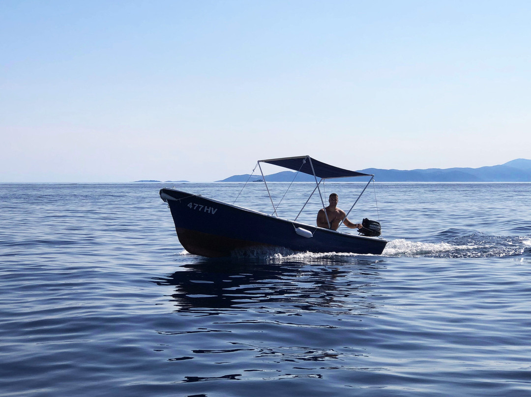 Arta Private Boat Tours Hvar – Blue & Green Caves, Red Rocks, Vis & Pakleni Islands-赫瓦尔必去景点
