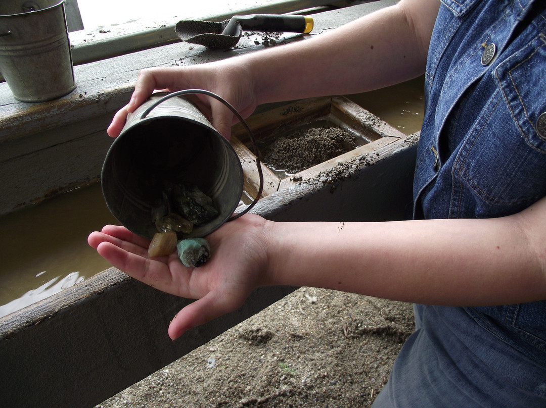 Doc's Rocks Gem Mine-布洛英罗克必去景点