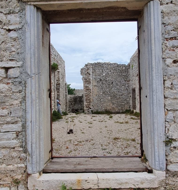 Osor Town Walls-Osor必去景点