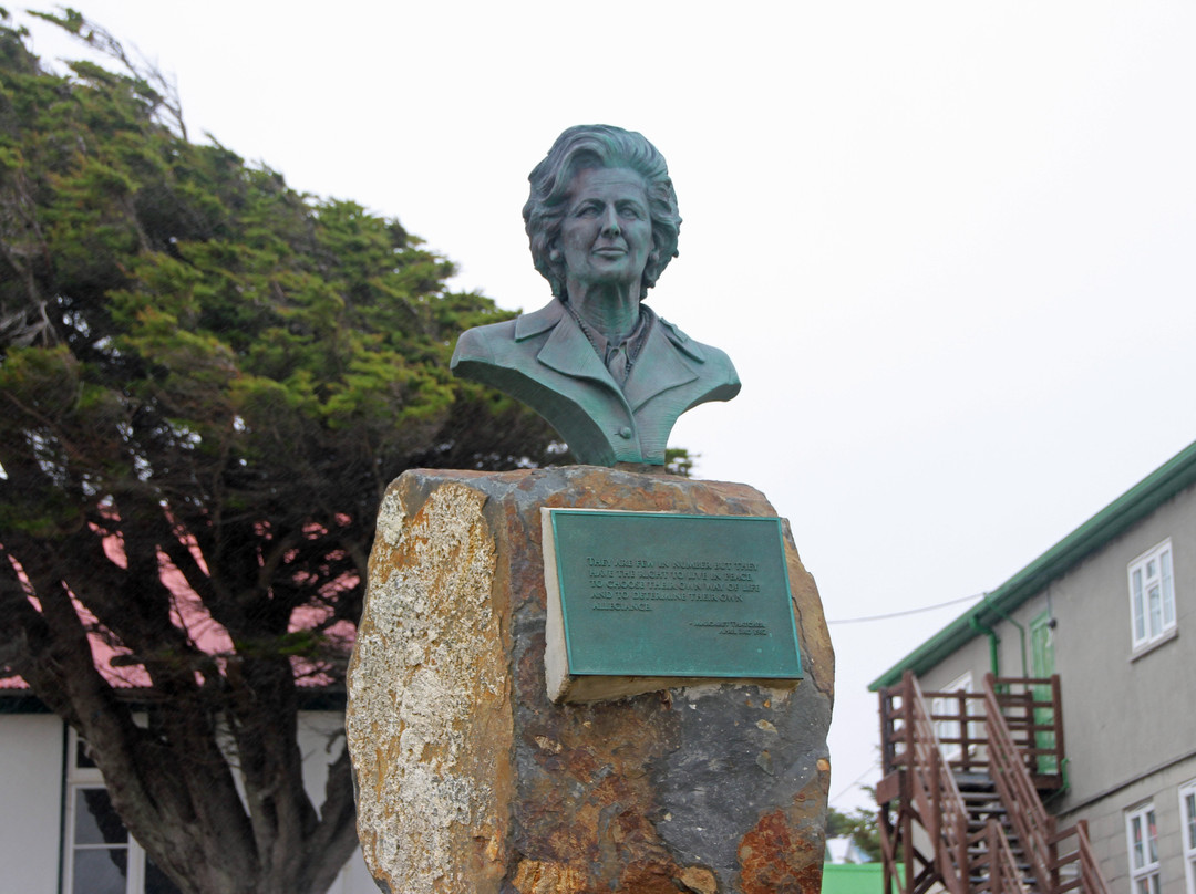 Margaret Thatcher Memorial Bust-Stanley必去景点