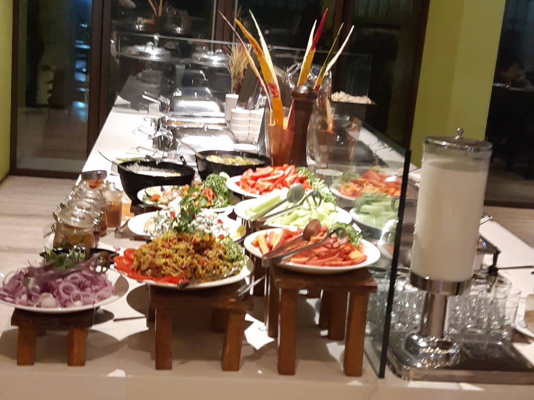 拉杰果德马拉萨萨罗瓦尔酒店主图