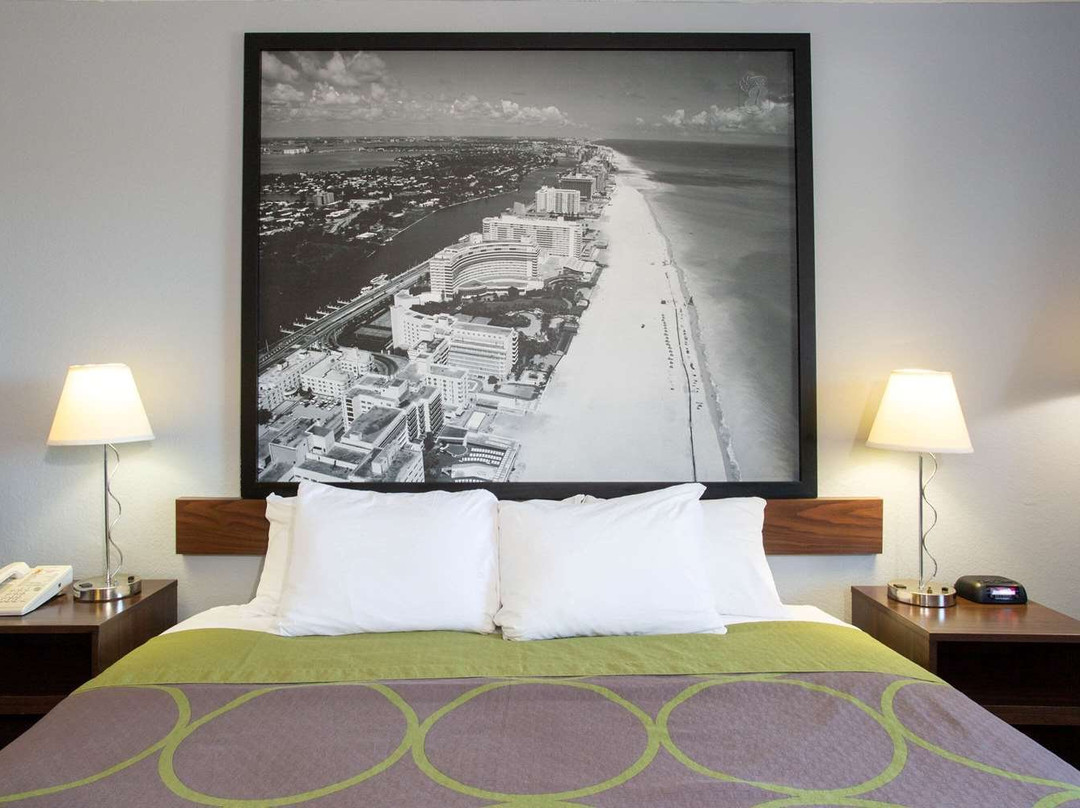 Super 8 by Wyndham Naples主图