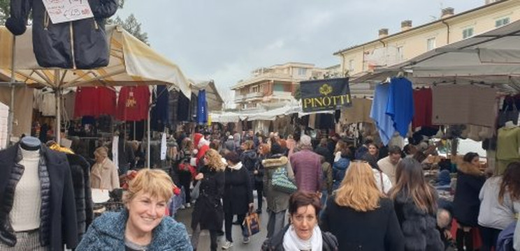 Mercato Settimanale di Forte dei Marmi-福尔泰德伊马尔米必去景点