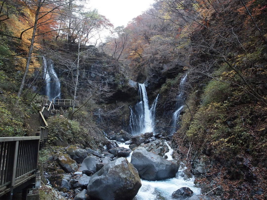 Urami Waterfall景点图片