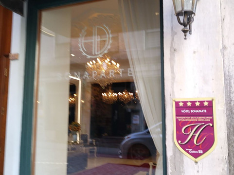 波拿巴特酒店主图