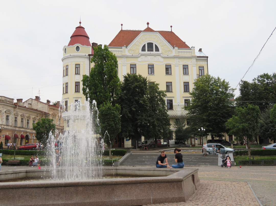 Filarmonii Square-Chernivtsi必去景点