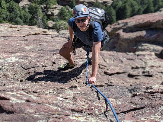 Golden Mountain Guides-戈尔登必去景点
