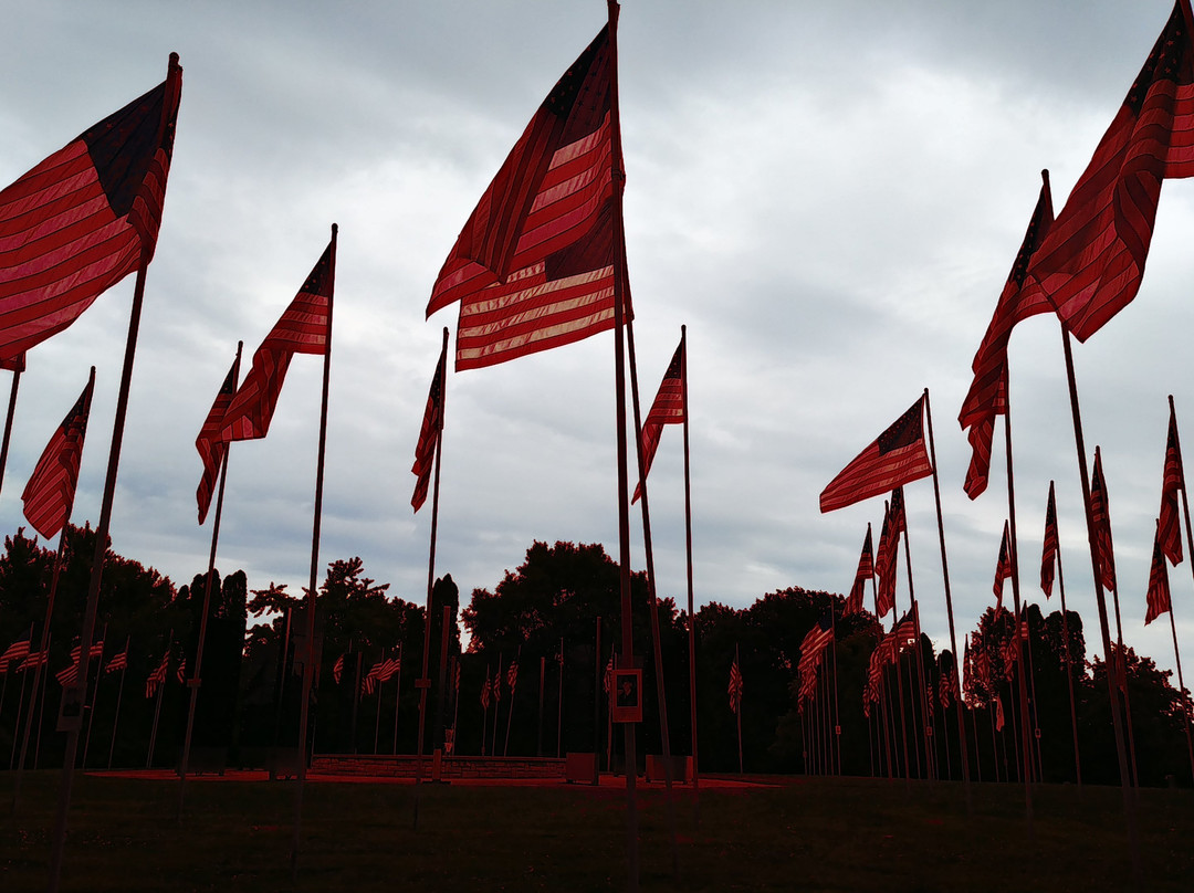 The Avenue of 444 Flags景点图片