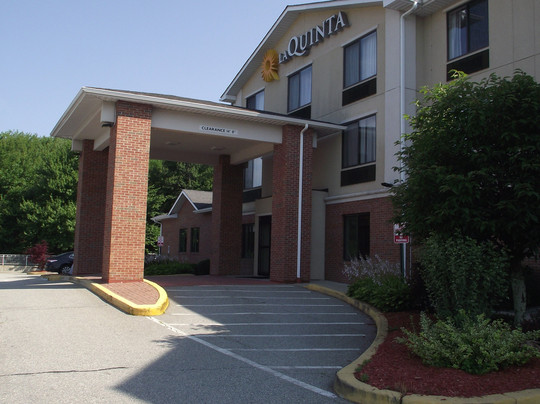 普雷恩菲尔德快捷假日酒店主图