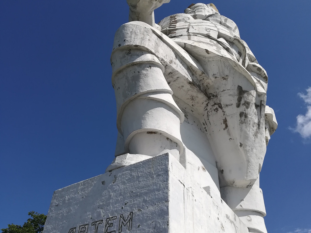 Monument to Artyom-Sviatohirsk必去景点
