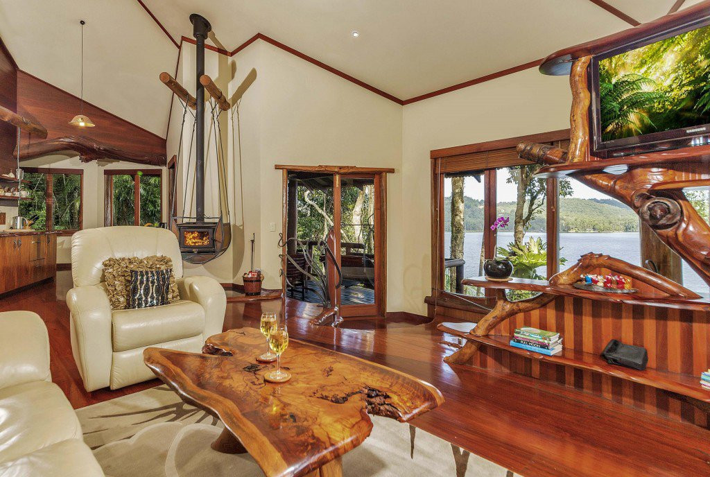 Secrets On The Lake主图