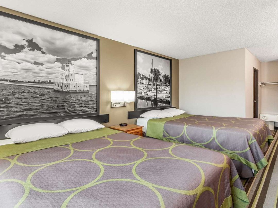 Super 8 by Wyndham Green Bay Near Stadium主图