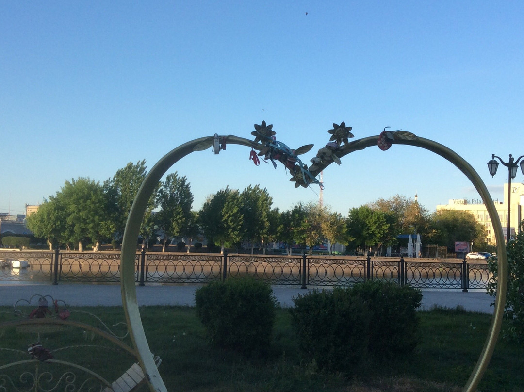 Sculpture Lovebirds Bench-阿斯特拉罕必去景点