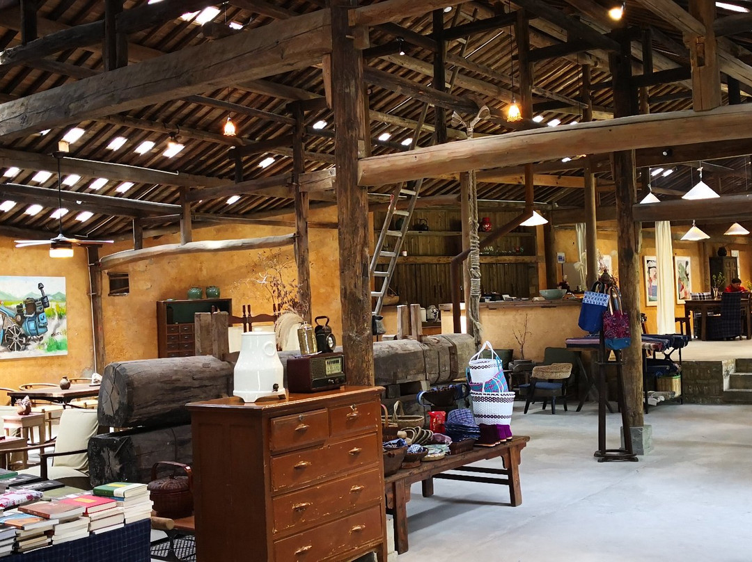 黟县猪栏酒吧客栈老油厂店主图