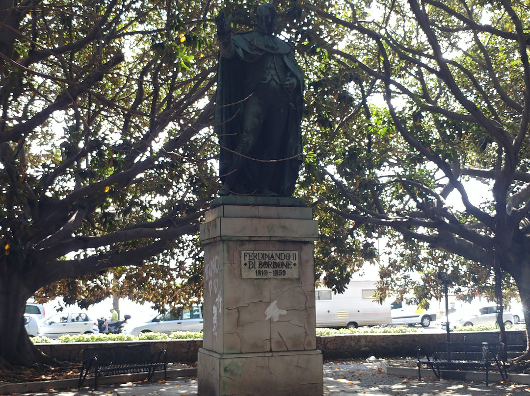 Statua di Ferdinando II di Borbone-墨西拿必去景点