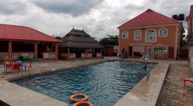 Graziella Hotels Suites-泳池