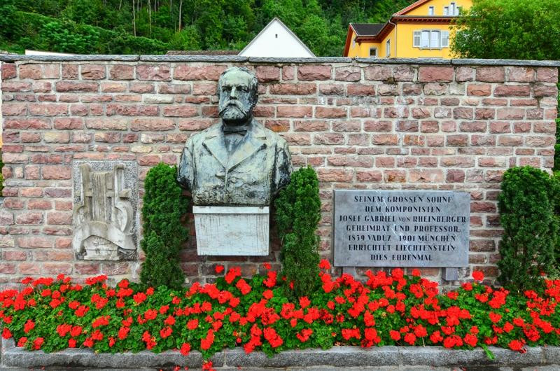 Rheinberger monument景点图片