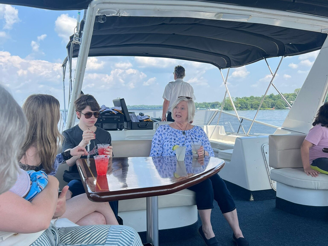 Wayzata Bay Charter Cruises景点图片