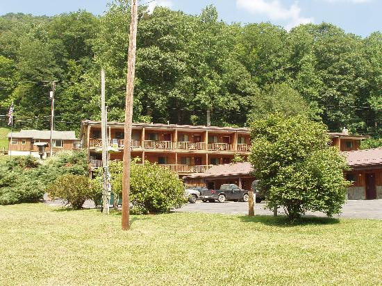 The Four Seasons Lodge主图