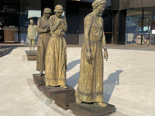 Footsteps Sculpture-霍巴特必去景点