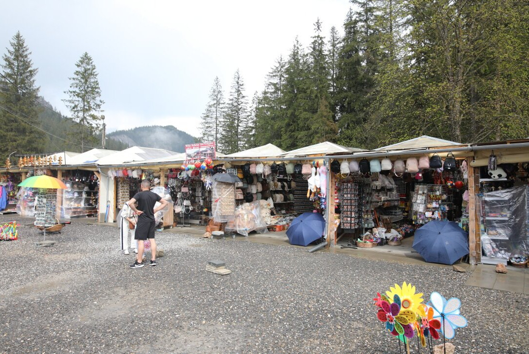 Souvenir Market-Lacu Rosu必去景点