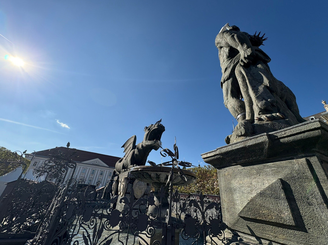 Lindwurmbrunnen-卡拉根渡口必去景点