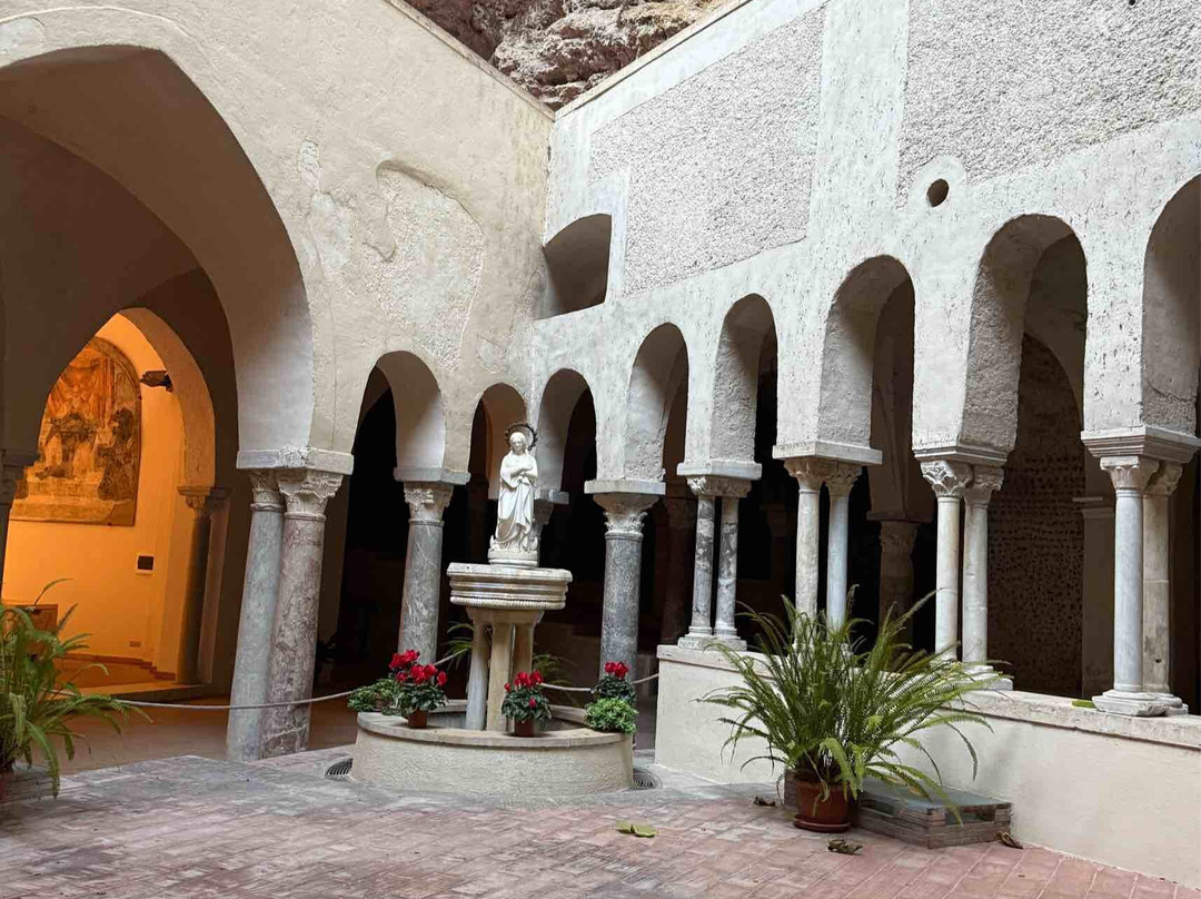 Badia della Santissima Trinita'-卡瓦德蒂雷尼必去景点