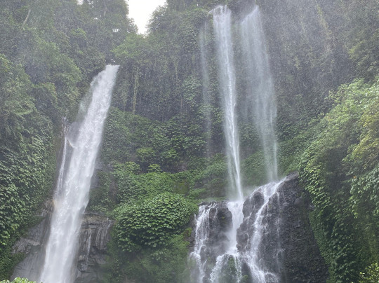 Sekumpul Waterfall Tour-新加拉惹必去景点