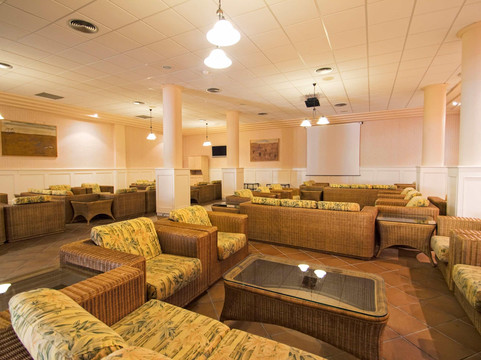 瑟维集团滨海马尔酒店主图