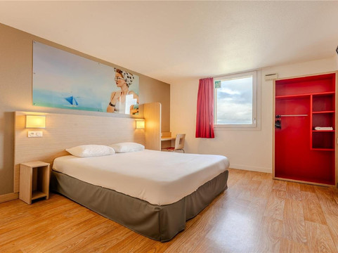 圣洛郎伯劳吉博览园基里亚德直达酒店